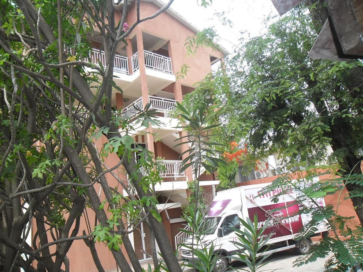 Hotel Vivi Palace Matadi Екстериор снимка