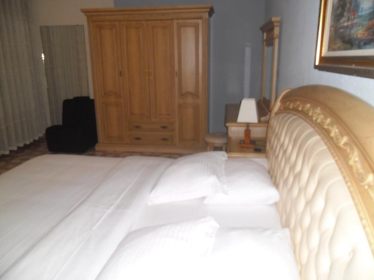 Hotel Vivi Palace Matadi Екстериор снимка