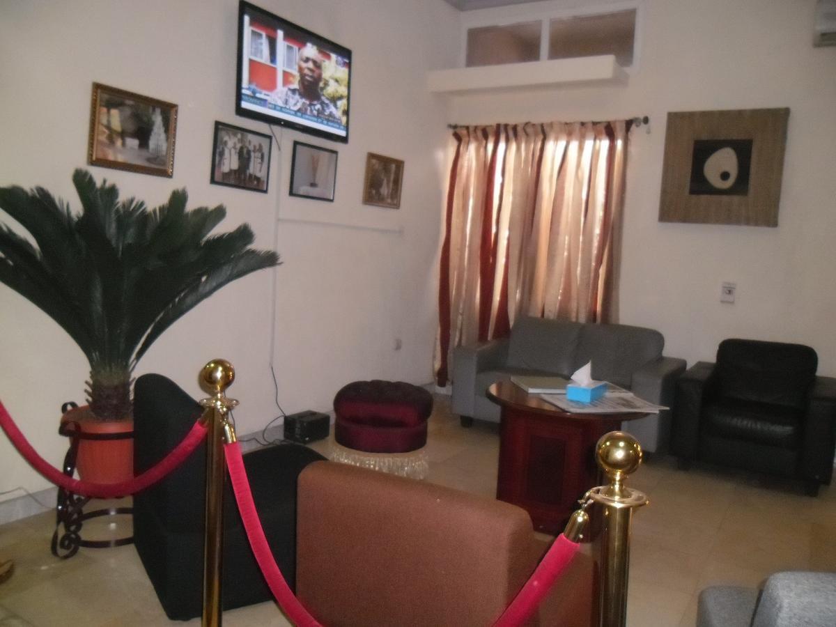 Hotel Vivi Palace Matadi Екстериор снимка