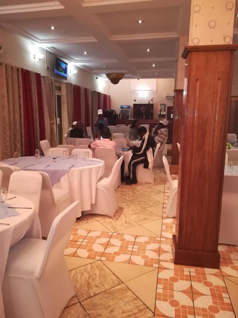 Hotel Vivi Palace Matadi Екстериор снимка
