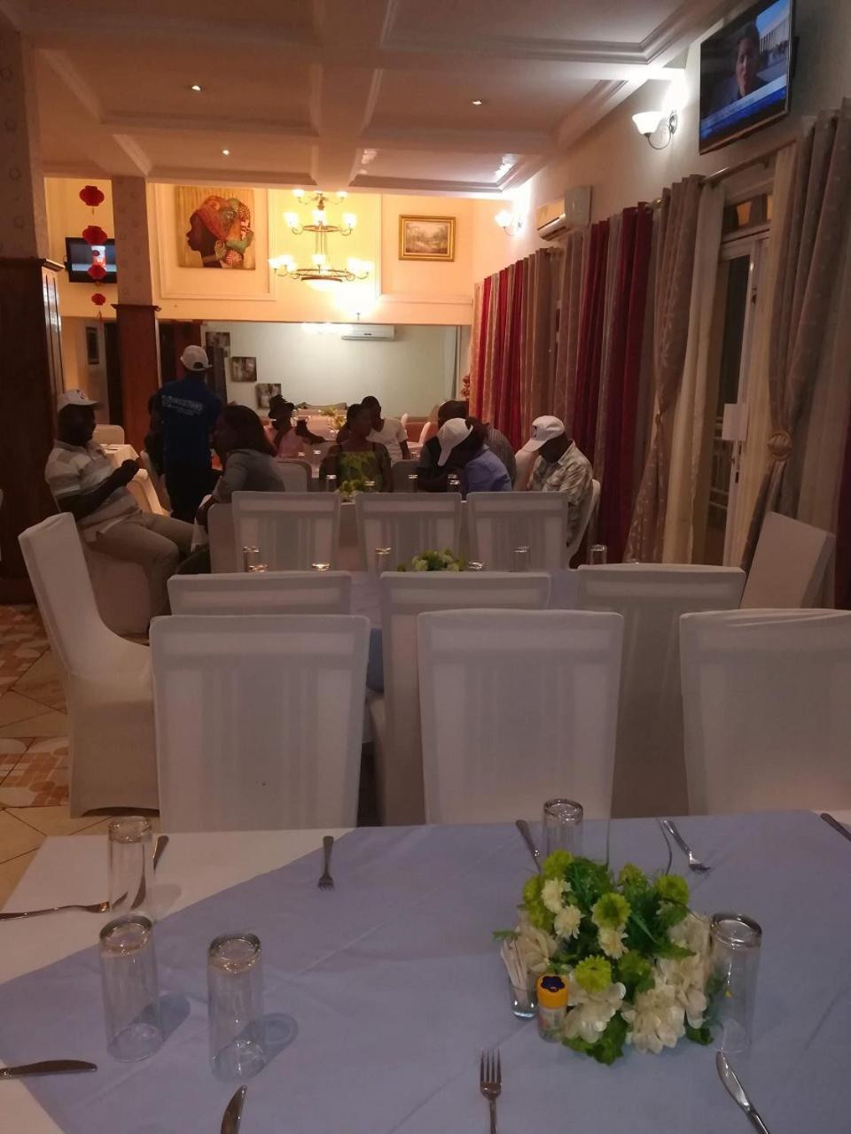Hotel Vivi Palace Matadi Екстериор снимка